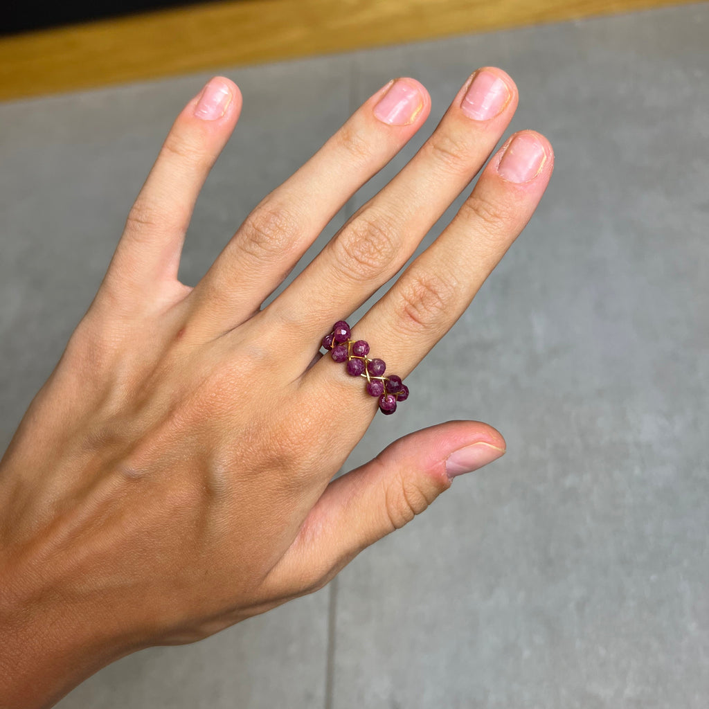 Pierścionek pleciony z rubinem – Kamień Energii i Pewności Siebie