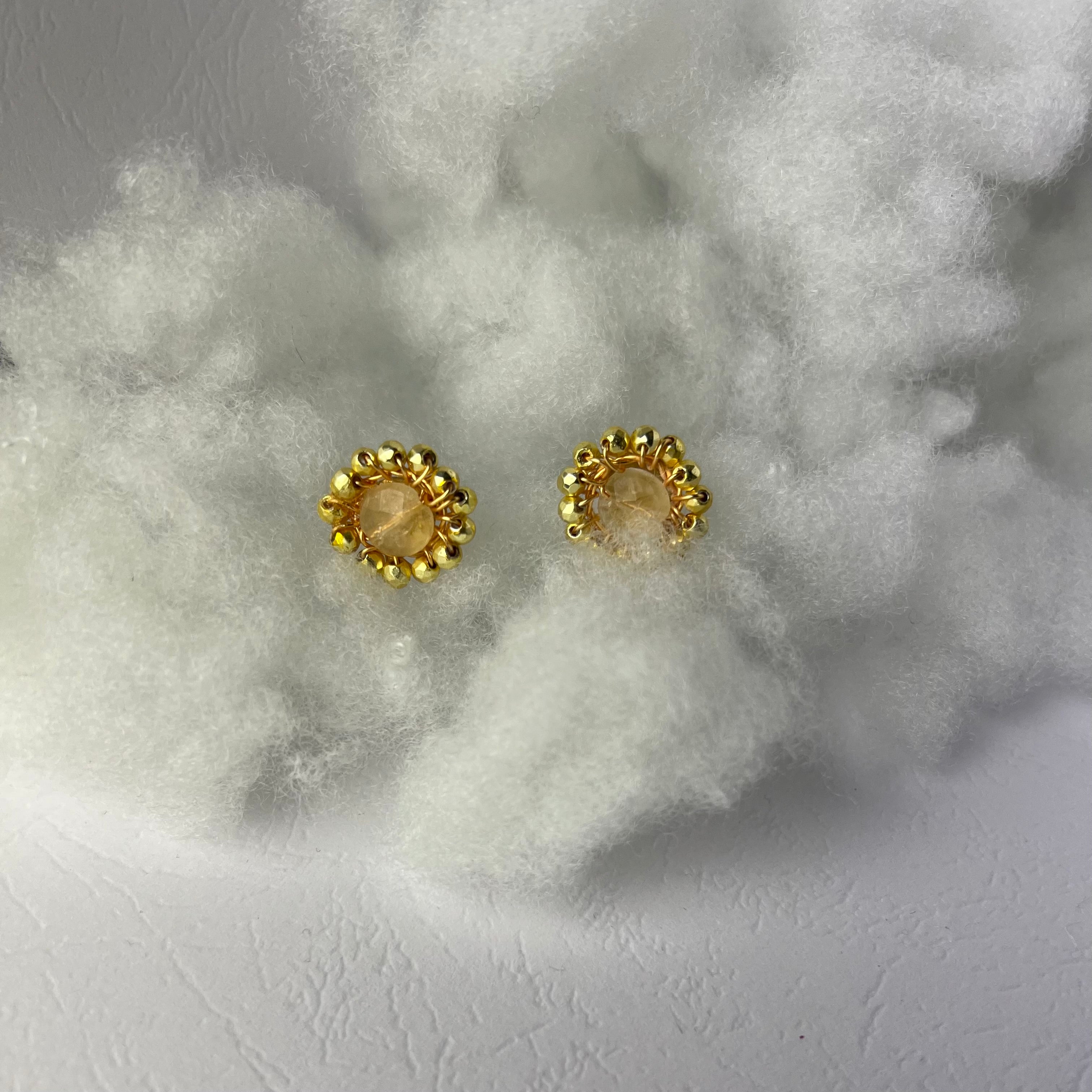 Złote Kolczyki Sztyfty "Golden Sun" – Handmade z Cytrynem