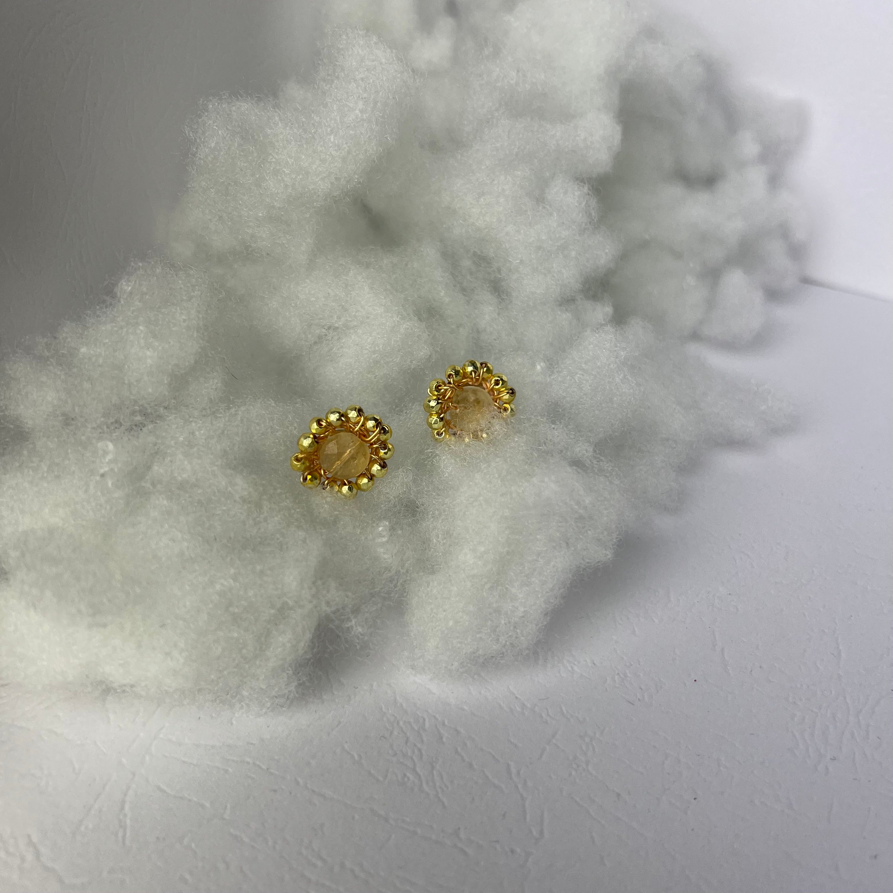 Złote Kolczyki Sztyfty "Golden Sun" – Handmade z Cytrynem