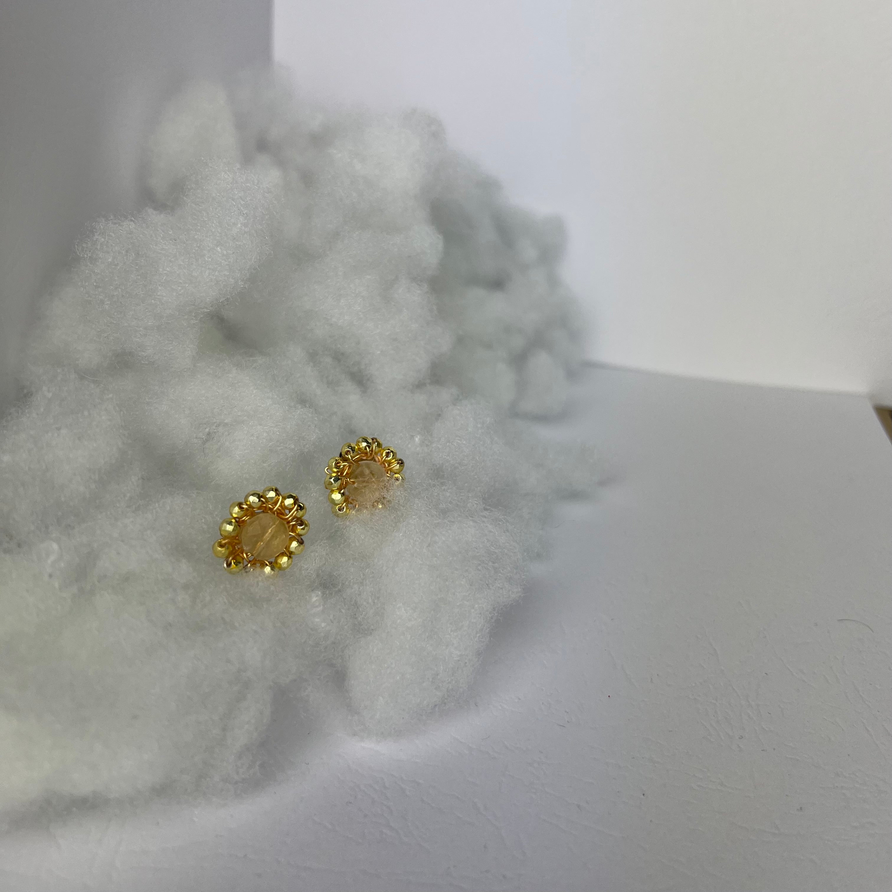 Złote Kolczyki Sztyfty "Golden Sun" – Handmade z Cytrynem