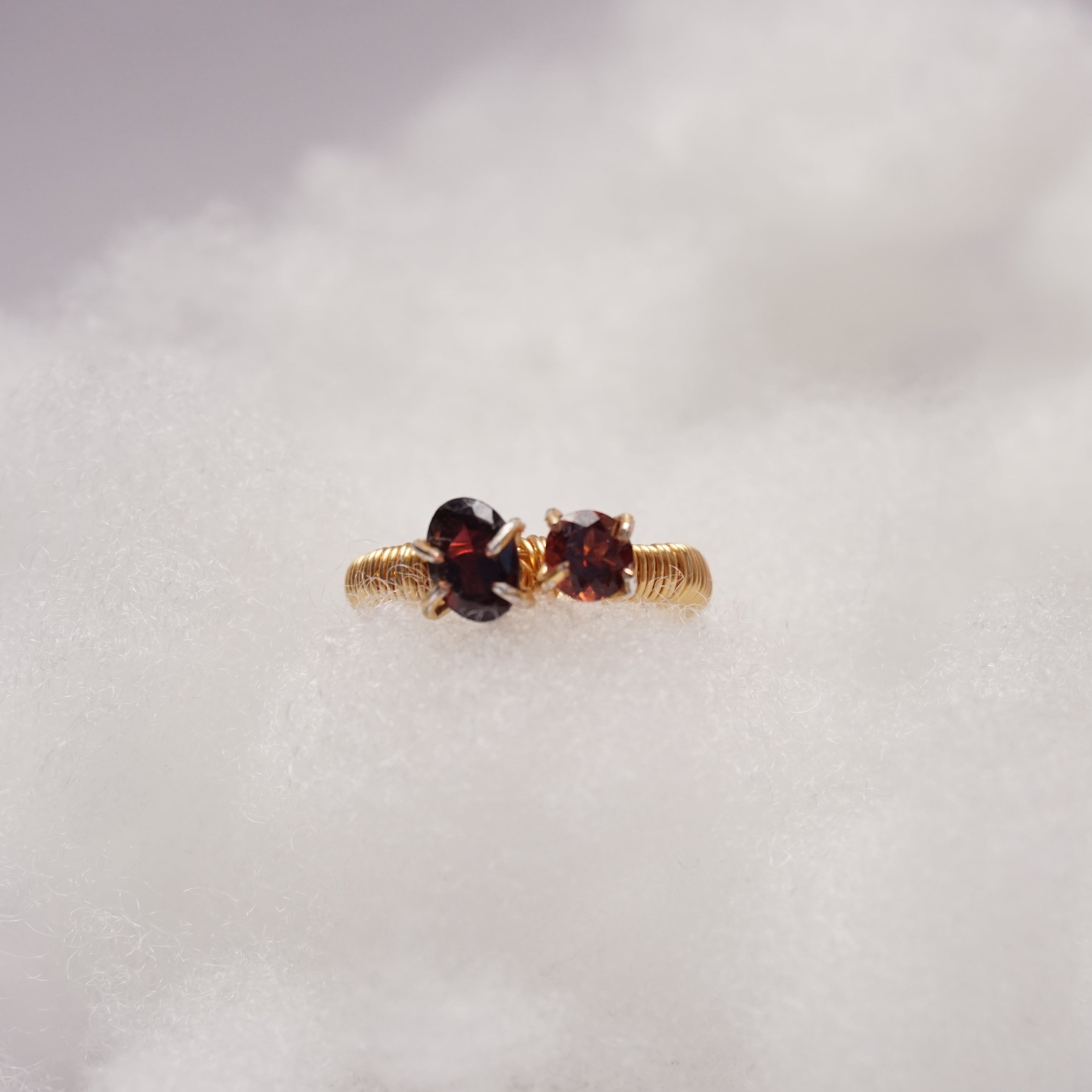 “Garnet” – pierścionek z granatem