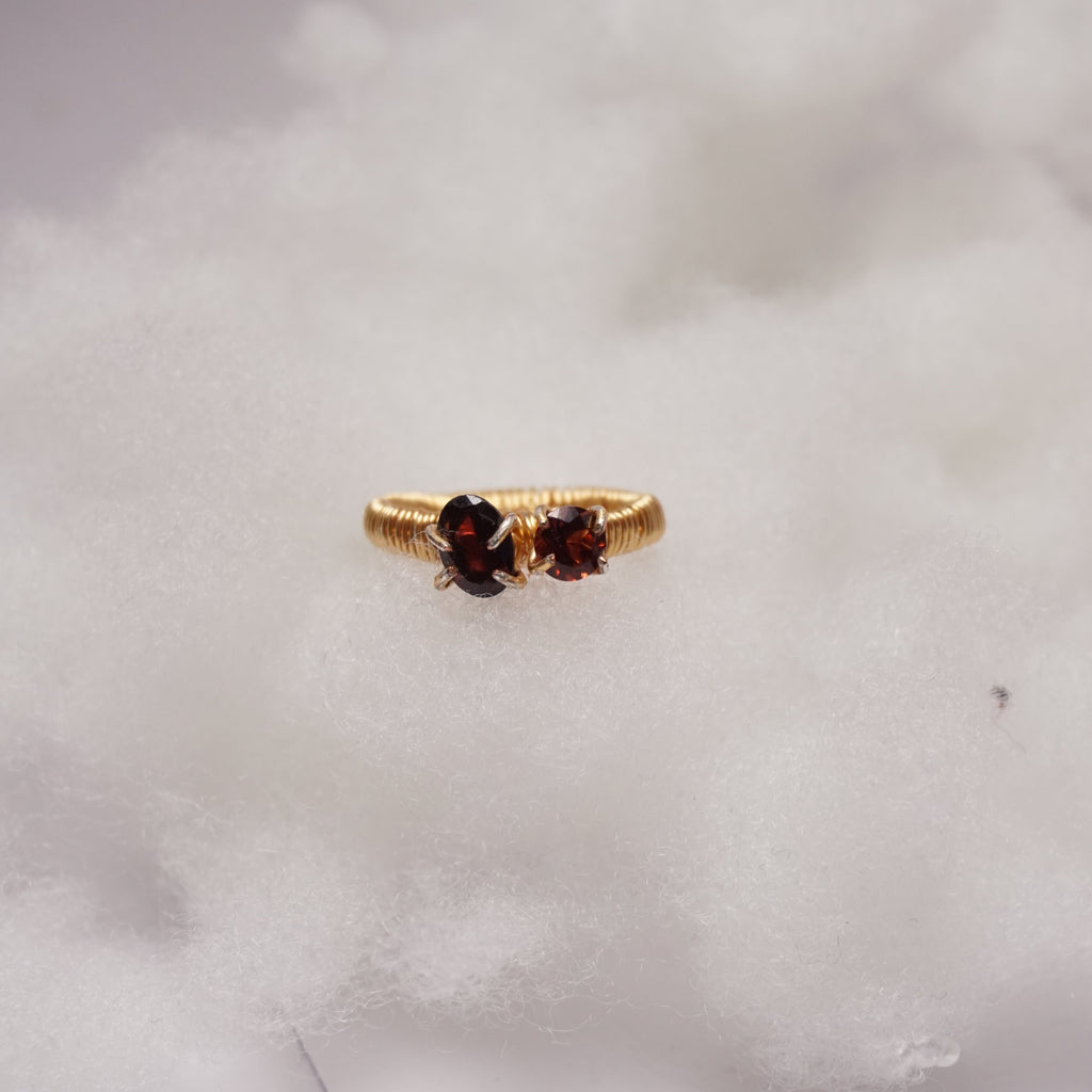 “Garnet” – pierścionek z granatem