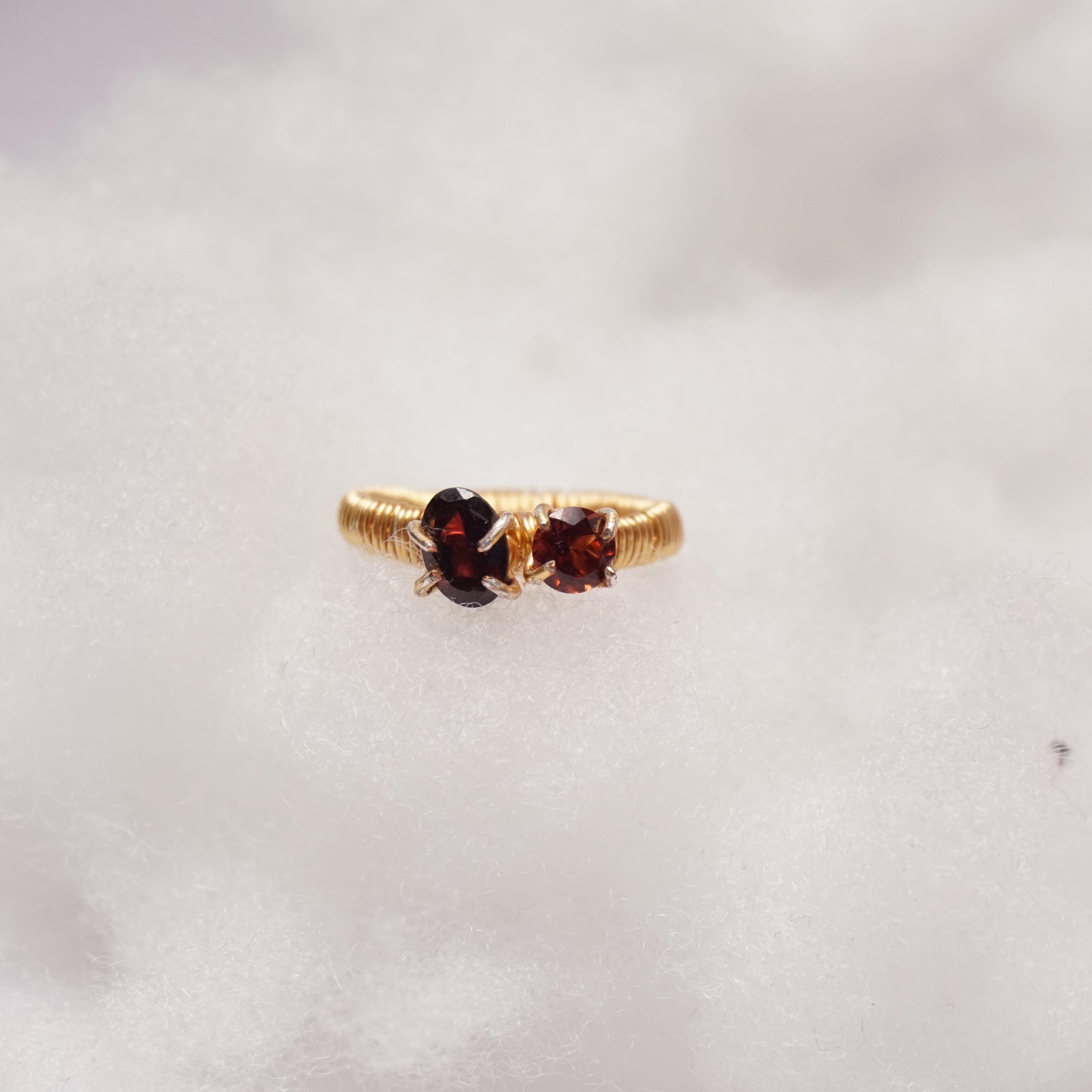 “Garnet” – pierścionek z granatem