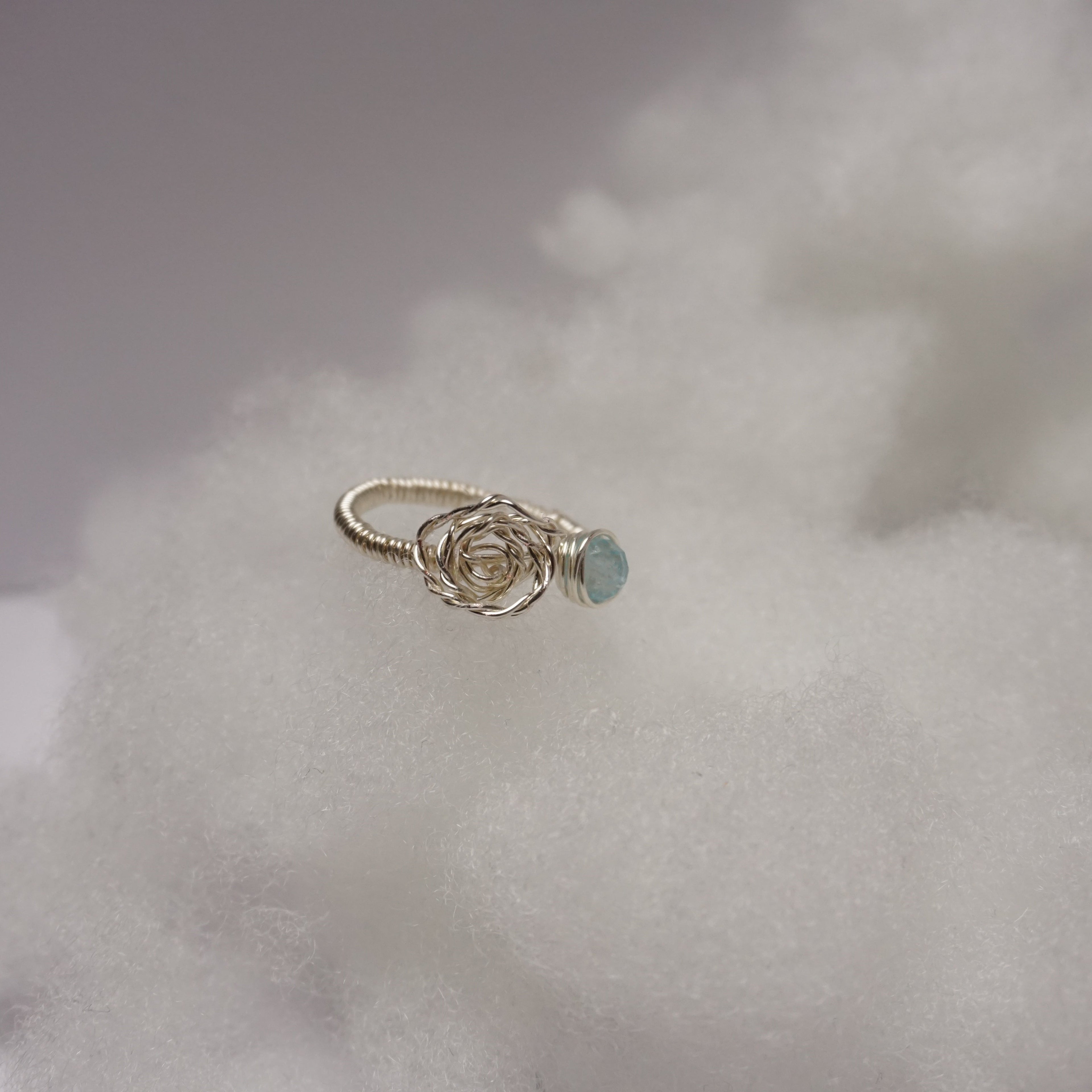 Pierścionek ,,ROSA'' Topaz niebieski