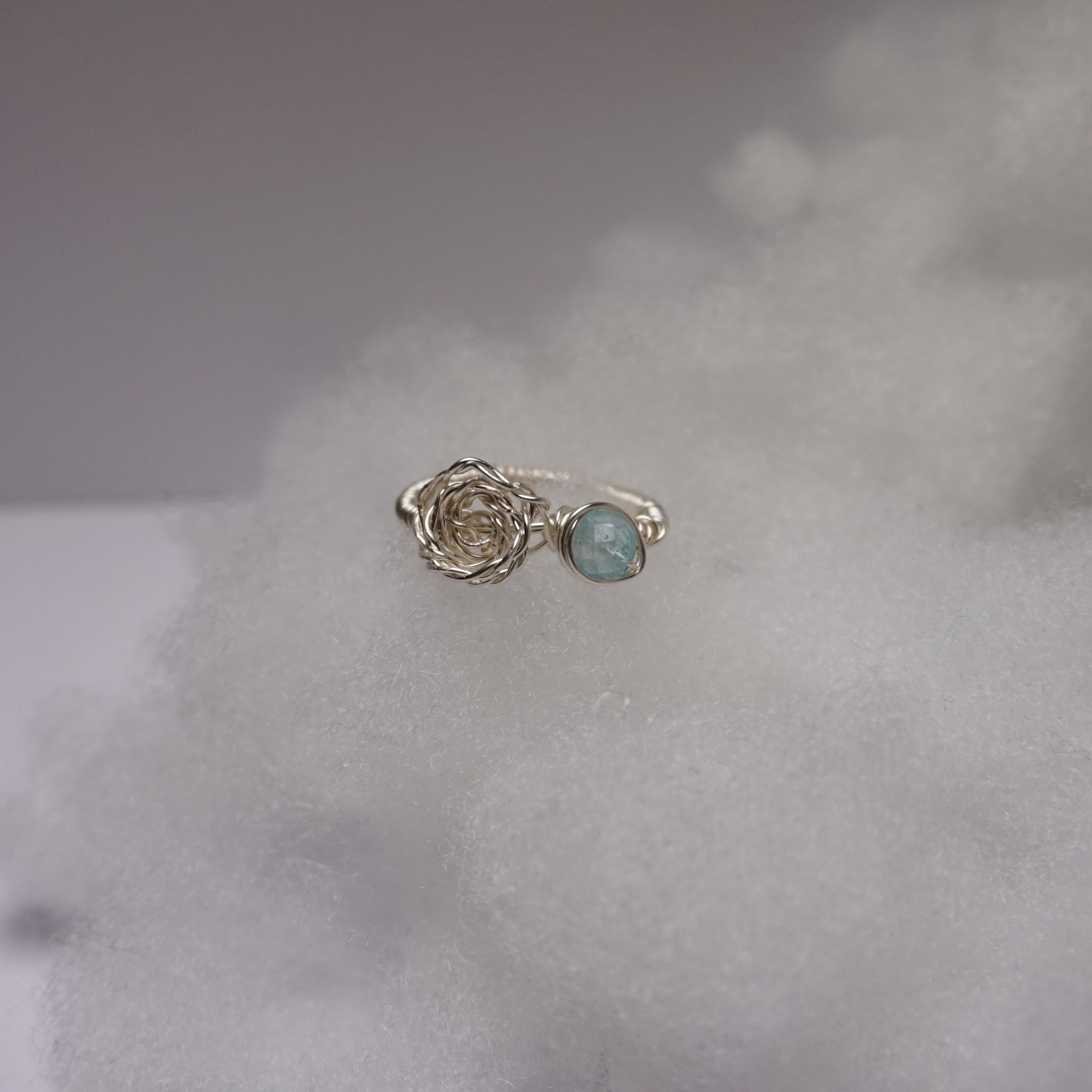 Pierścionek ,,ROSA'' Topaz niebieski