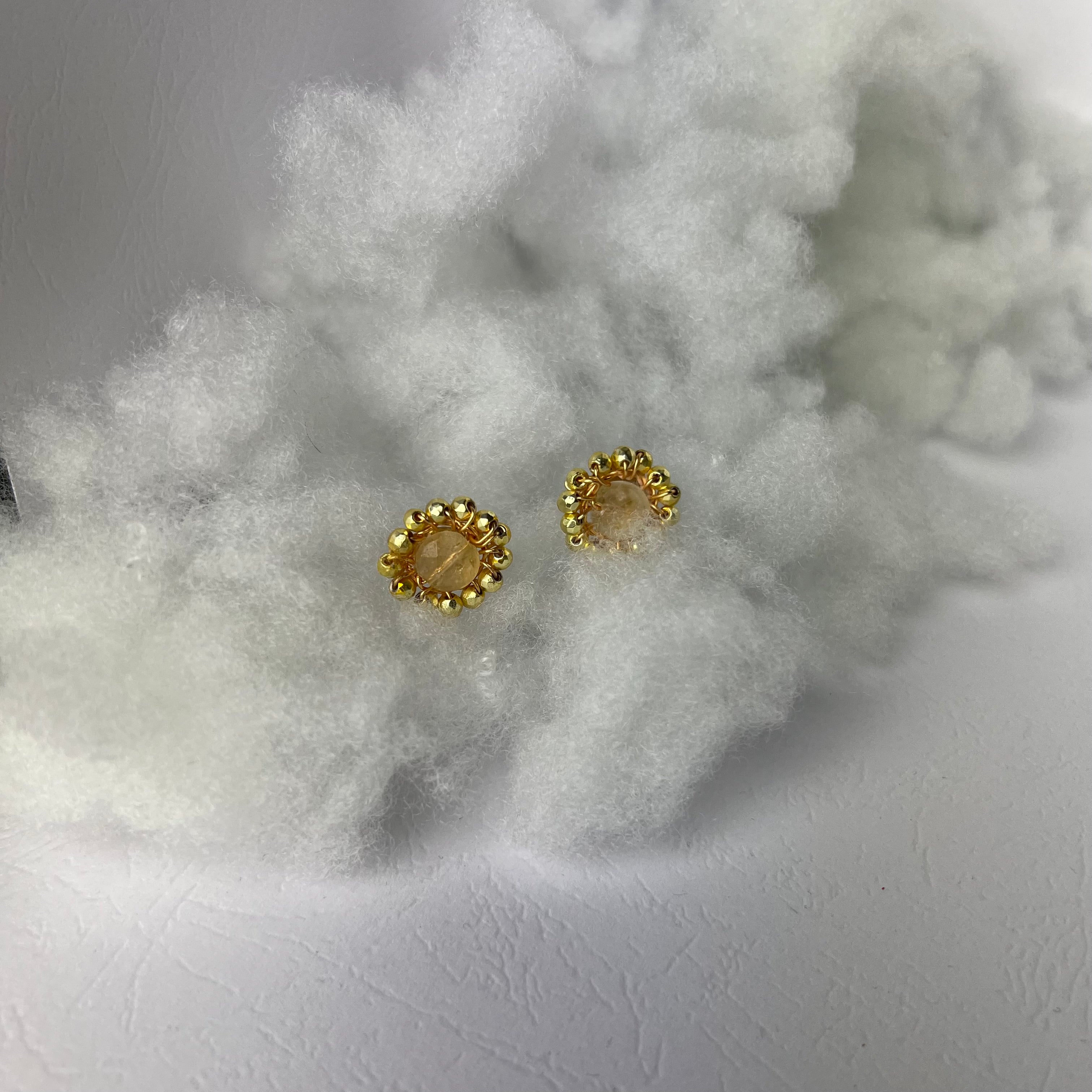 Złote Kolczyki Sztyfty "Golden Sun" – Handmade z Cytrynem